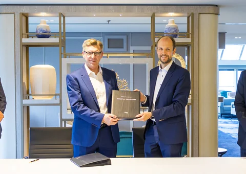 von links: David Pickett und Nigel Blanks (beide Saga Cruises) sowie Jan Meyer und Bernard Meyer bei der Übergabe