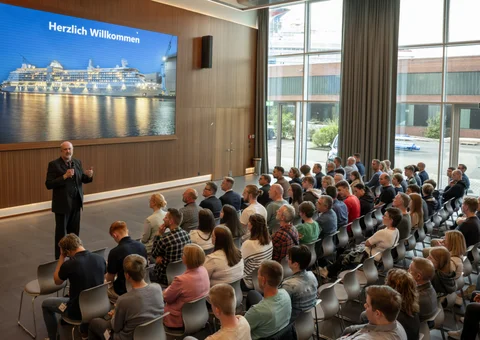 Erwin Siemens welcomes the new trainees