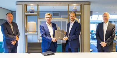 von links: David Pickett und Nigel Blanks (beide Saga Cruises) sowie Jan Meyer und Bernard Meyer bei der Übergabe