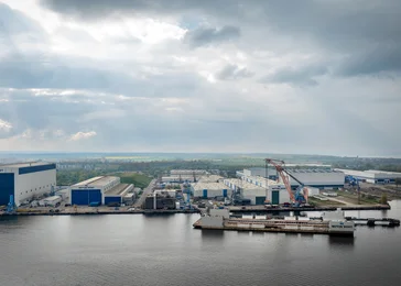 Two shipyards, many specialists